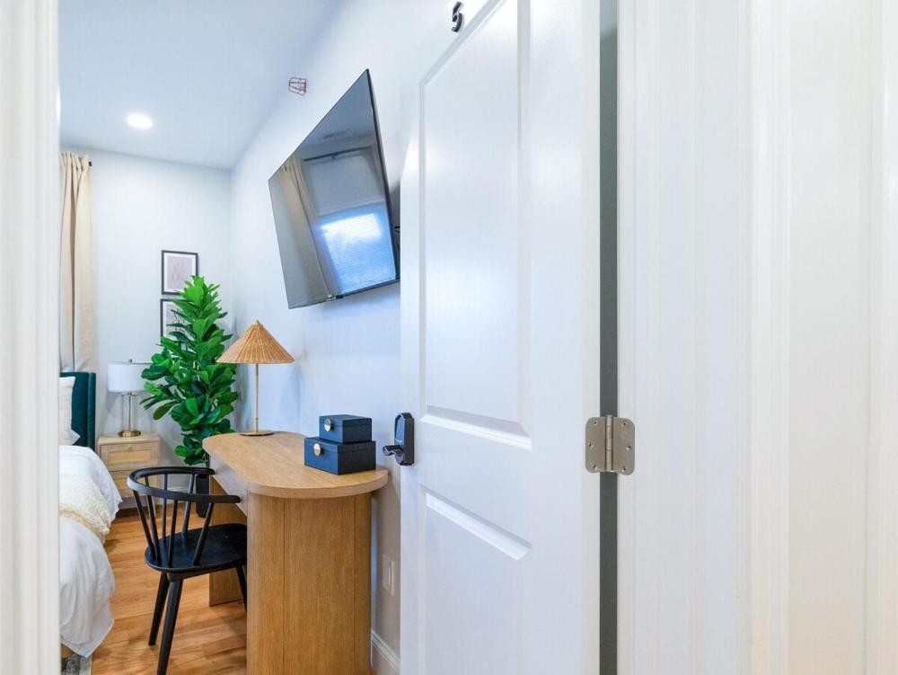 Queen Room with Shared Bathroom interior