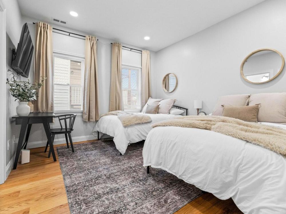 Economy Quadruple Room with Shared Bathroom interior